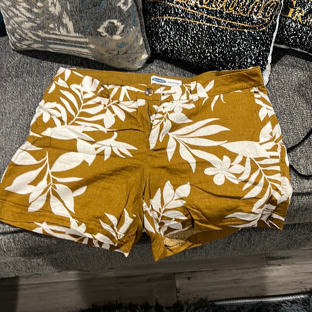 Old Navy short with leaves